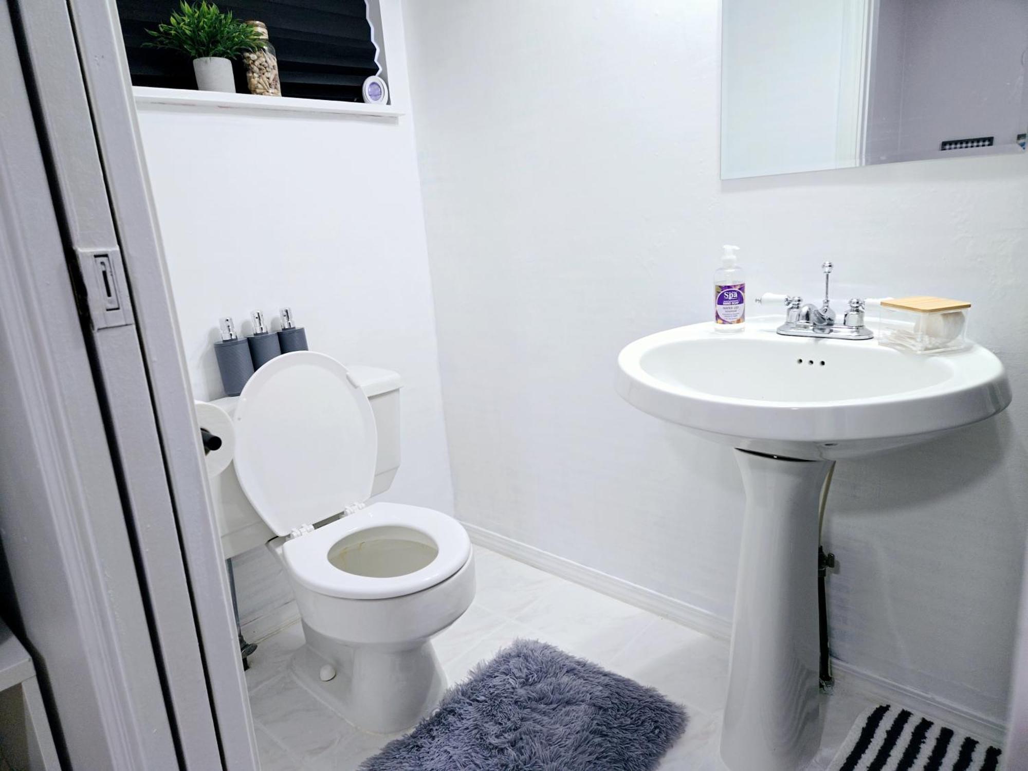 Charming Room With Attached Private Bath In The Heart Of Vancouver! Private Parking, Self Check-In & Just 4 Mins To Metrotown! 外观 照片